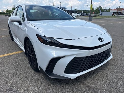 Used 2025 Toyota Camry SE AWD/4WD image 8