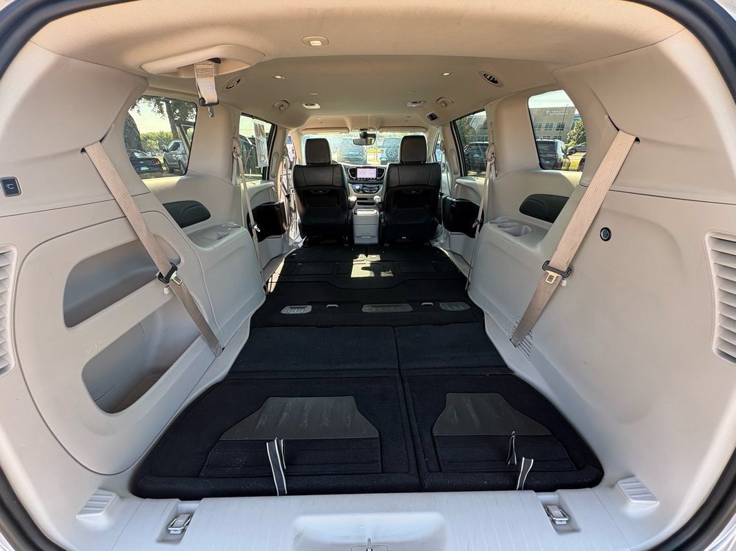 Used 2024 Chrysler Pacifica Touring-L FWD image 32