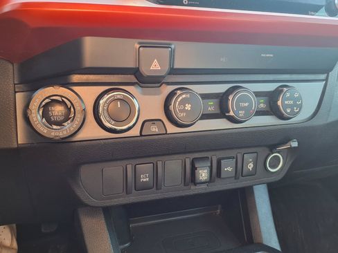 Used 2020 Toyota Tacoma TRD Off-Road AWD/4WD image 9