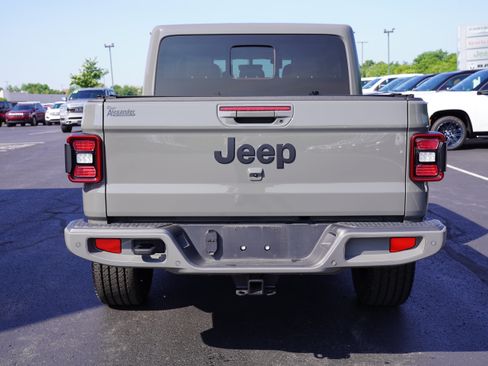 Used 2023 Jeep Gladiator Overland AWD/4WD image 6