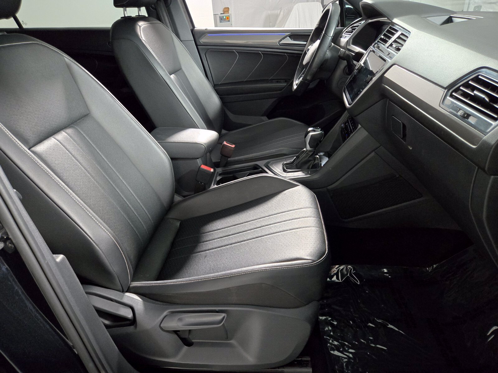 Used 2022 Volkswagen Tiguan SE R-Line FWD image 3