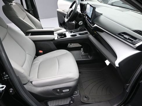 Used 2025 Toyota Sienna XLE image 31