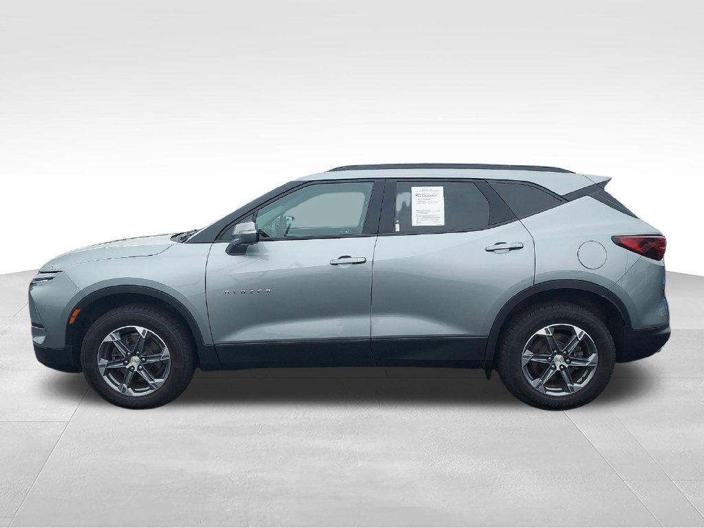 Used 2024 Chevrolet Blazer LT FWD image 2