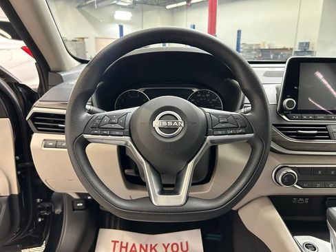 Used 2025 Nissan Altima 2.5 SV FWD image 21