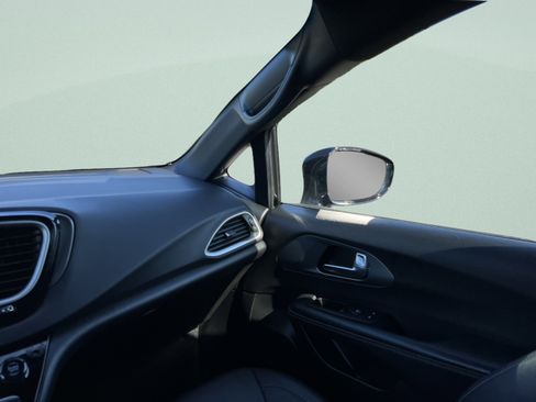 Used 2025 Chrysler Pacifica Select FWD image 22