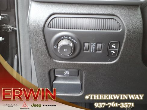 Certified 2024 Jeep Wagoneer Series II w/ Flexible Seating Group image 15