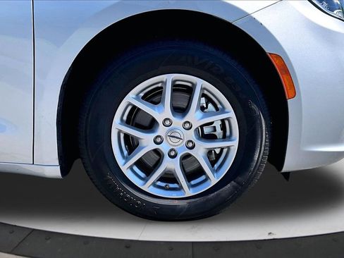 Used 2024 Chrysler Pacifica Touring-L FWD image 33