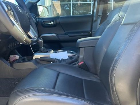 Used 2022 Toyota Tacoma Limited image 4