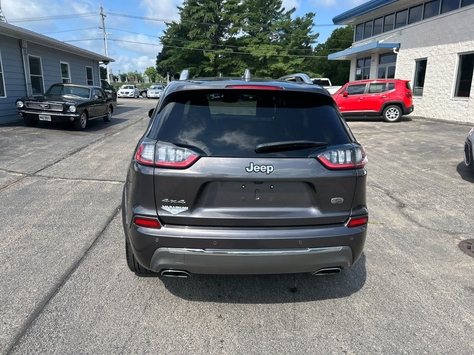 Used 2019 Jeep Cherokee Overland w/ Technology Group AWD/4WD image 4