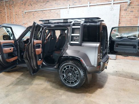 Used 2025 Land Rover Defender 110 image 43