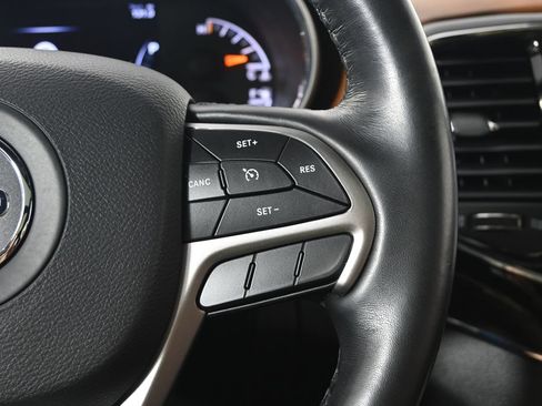 Used 2021 Jeep Grand Cherokee Overland AWD/4WD image 37