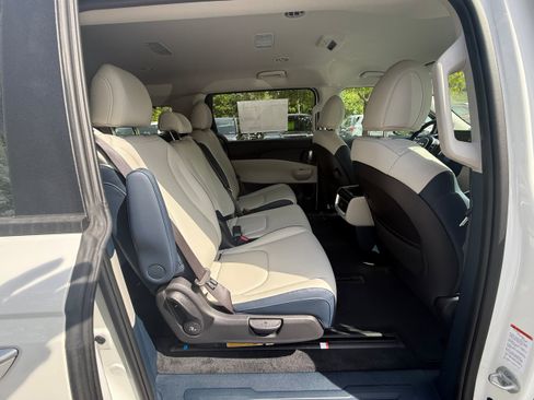 New 2025 Kia Carnival EX image 13