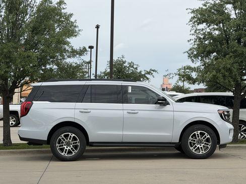 New 2026 Ford Expedition Active RWD image 3
