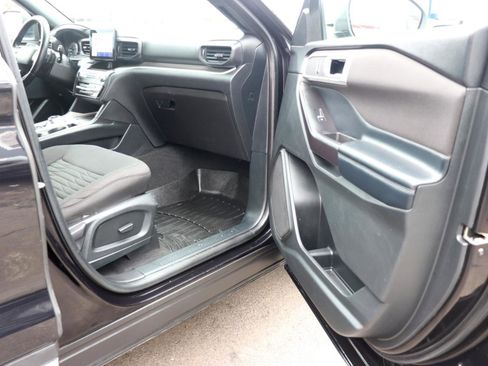 Used 2020 Ford Explorer XLT w/ Comfort Package image 17