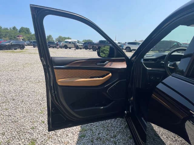 Used 2025 Jeep Grand Cherokee Summit AWD/4WD image 25