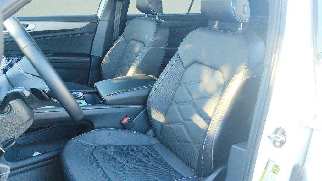 Used 2024 Volkswagen Atlas Cross Sport SE w/ Panoramic Sunroof Package FWD image 28