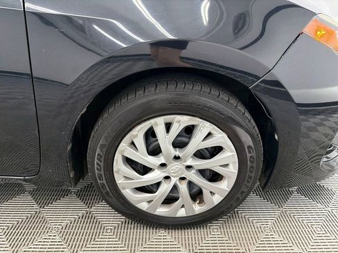 Used 2018 Toyota Corolla LE FWD image 12