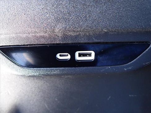 Used 2024 Chrysler Pacifica Touring-L FWD image 12