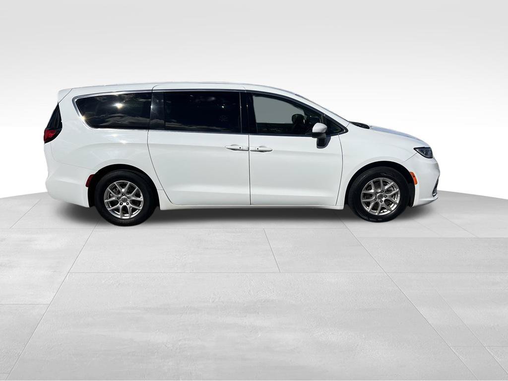 Used 2023 Chrysler Pacifica Touring-L FWD image 7