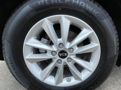 Used 2019 Kia Sorento LX image 16