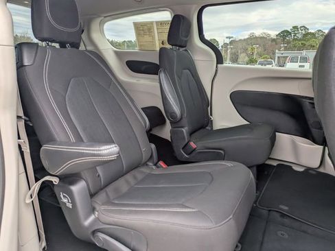 Used 2023 Chrysler Voyager LX image 13
