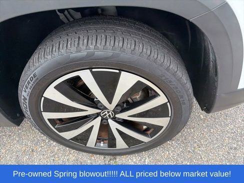 Used 2022 Volkswagen Taos SE w/ Driver Assistance Package FWD image 11