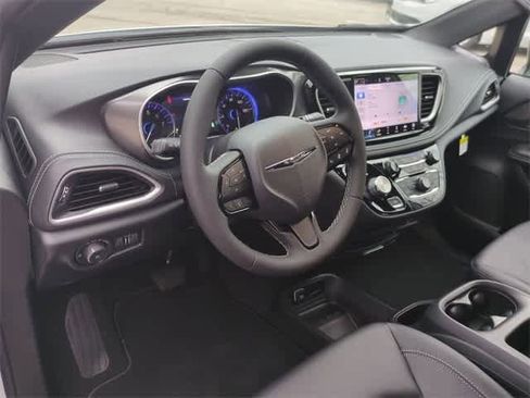 New 2026 Chrysler Pacifica Select image 10