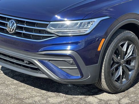 Used 2023 Volkswagen Tiguan SE w/ Panoramic Sunroof Package image 8