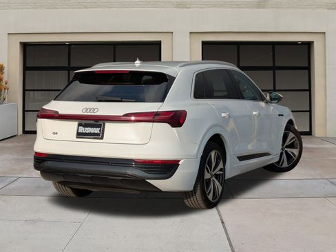 Used 2024 Audi Q8 e-tron Premium image 4