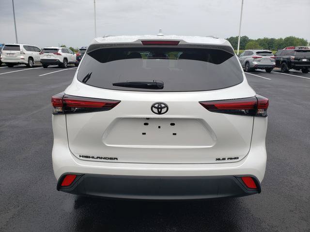 Used 2024 Toyota Highlander XLE AWD/4WD image 6
