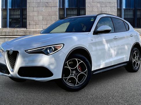 Used 2022 Alfa Romeo Stelvio Ti AWD/4WD image 2