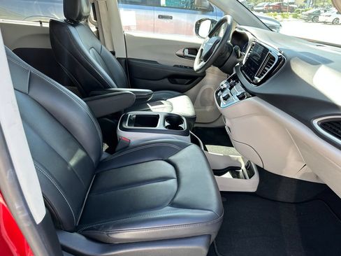 Used 2024 Chrysler Pacifica Touring-L FWD image 46