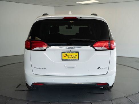 Used 2017 Chrysler Pacifica Touring-L FWD image 6