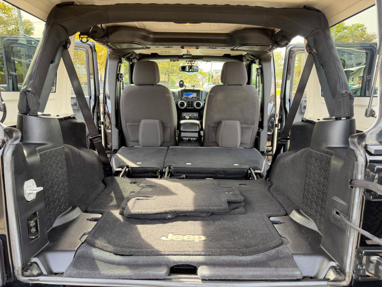 Used 2016 Jeep Wrangler Unlimited Sahara w/ Connectivity Group AWD/4WD image 35