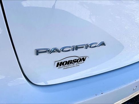 Used 2024 Chrysler Pacifica Touring-L FWD image 14