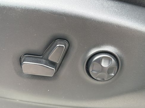 Used 2024 Chrysler Pacifica Touring-L FWD image 20