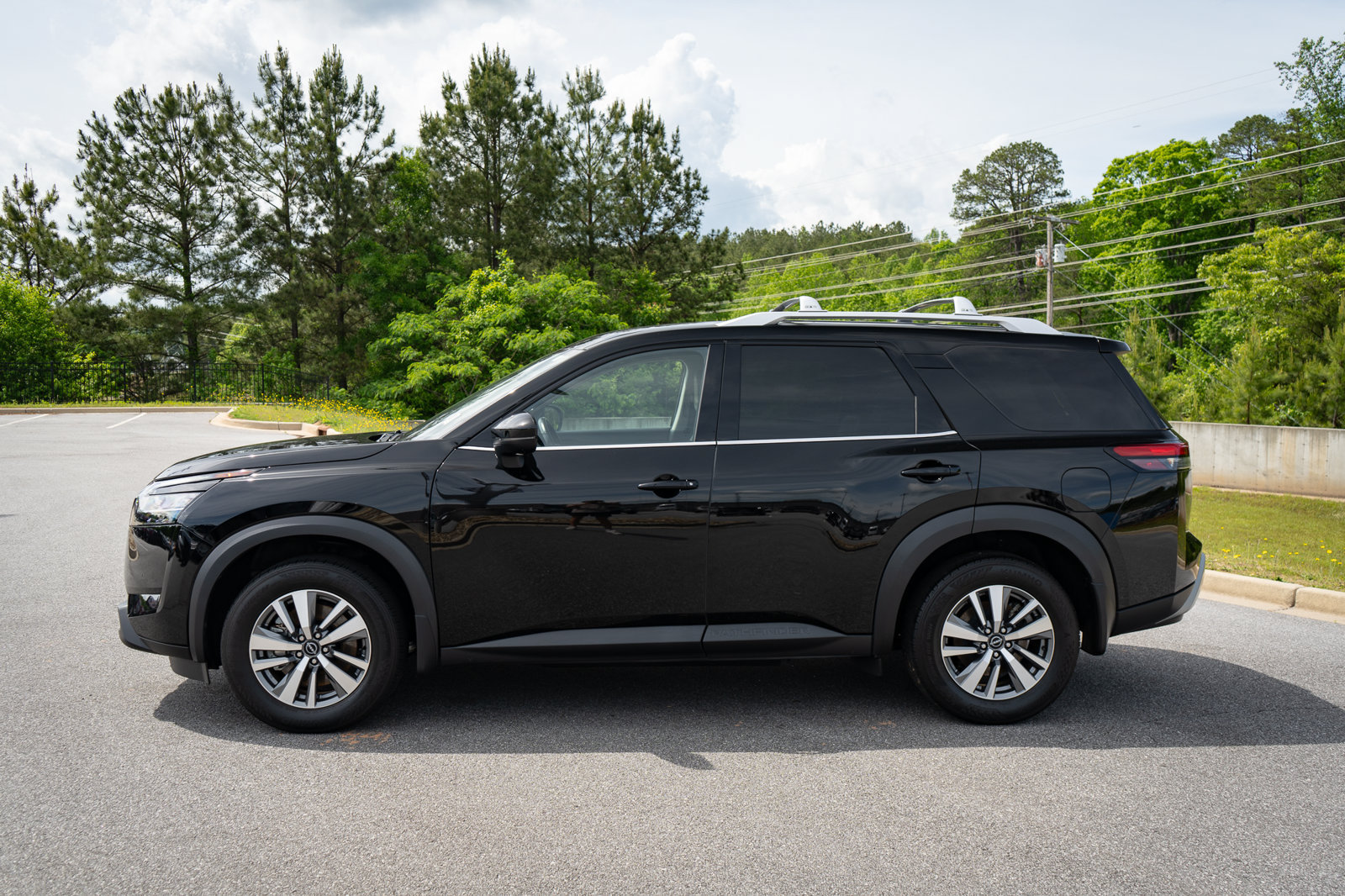 Used 2024 Nissan Pathfinder SL w/ Black Appearance Package FWD image 5