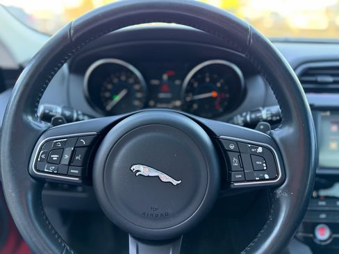 Used 2017 Jaguar F-PACE Premium image 24