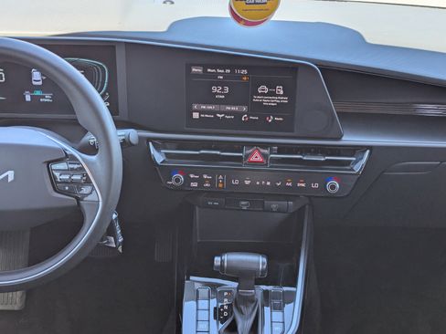 Used 2024 Kia Niro LX image 14