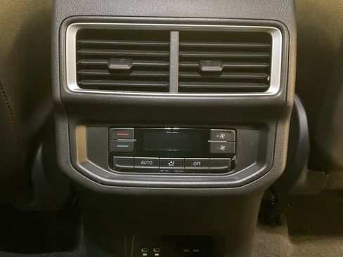 Used 2025 Volkswagen Atlas SE image 27