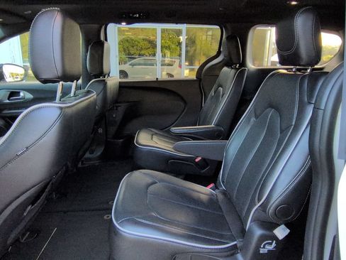 Used 2026 Chrysler Pacifica Limited FWD image 14