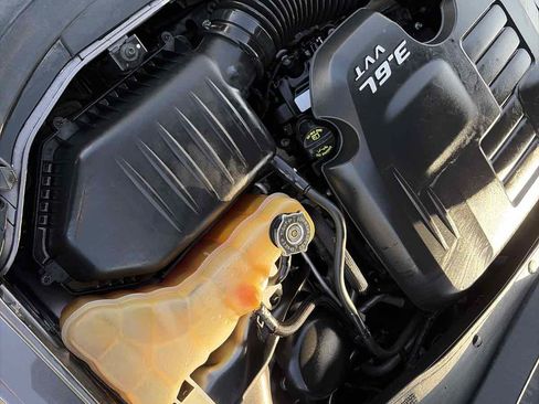 Used 2014 Chrysler 300 S RWD image 35