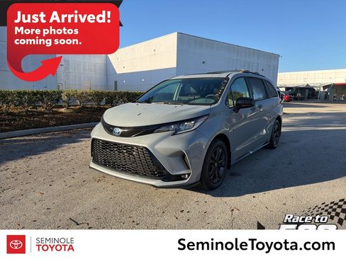 Used 2025 Toyota Sienna XSE w/ XSE Plus Package image 1