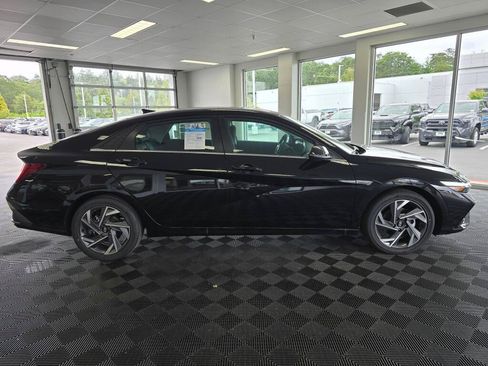 New 2026 Hyundai Elantra Limited FWD image 2