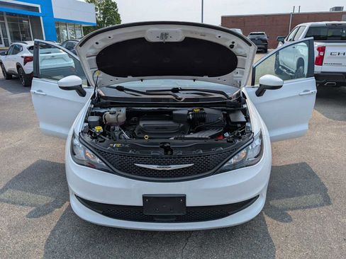 Used 2022 Chrysler Voyager LX FWD image 13