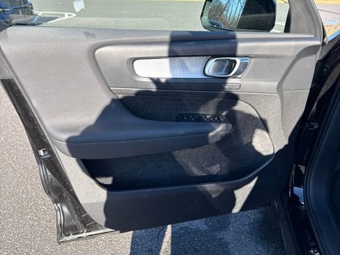 Used 2023 Volvo XC40 B5 Core image 15