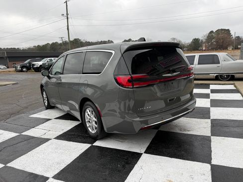 Used 2023 Chrysler Pacifica Touring-L image 6