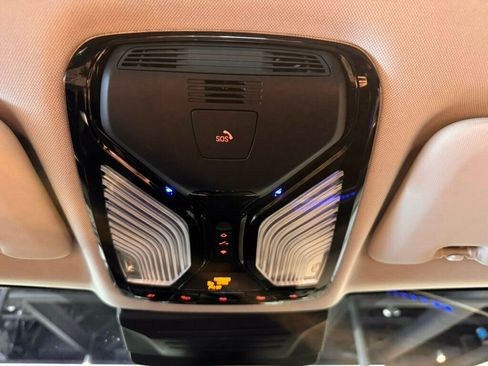 Used 2024 BMW X7 xDrive40i w/ Premium Package image 17