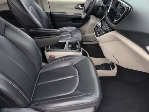 Used 2023 Chrysler Pacifica Touring-L FWD image 26