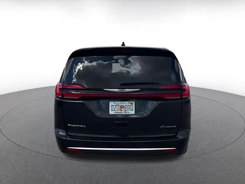 Used 2023 Chrysler Pacifica Touring-L FWD image 12